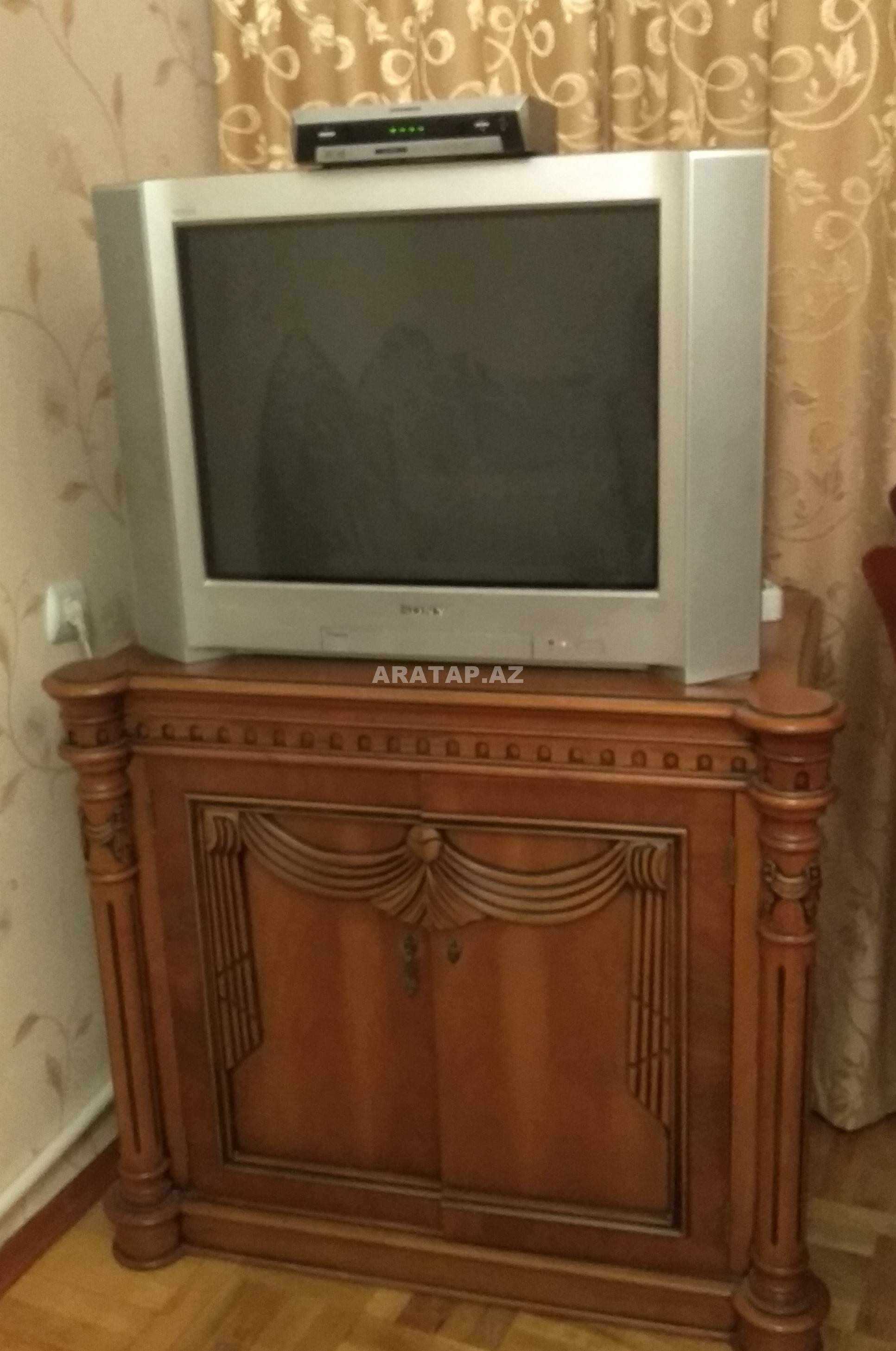 Televizor və altlığı satılır.