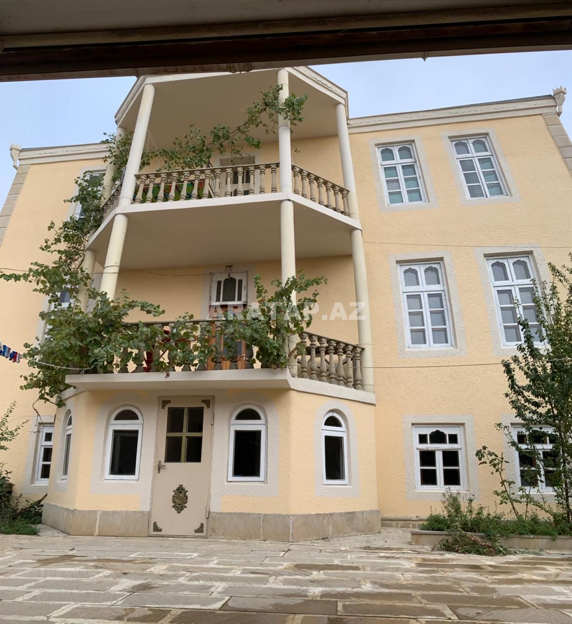 3 mərtəbəli 11 otaqlı villa satilir