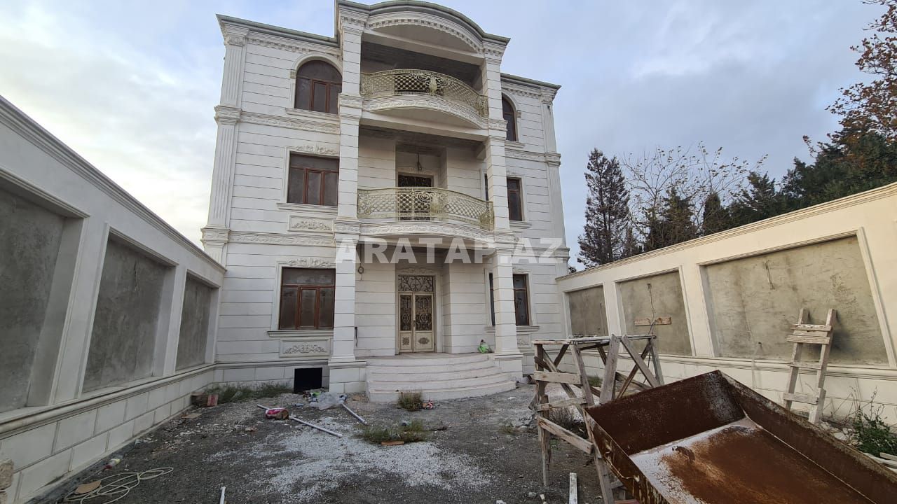 3 mərtəbəli 9 otaqlı villa satilir.