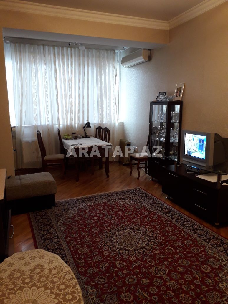 Ayna Sultanovda Restoranin yani